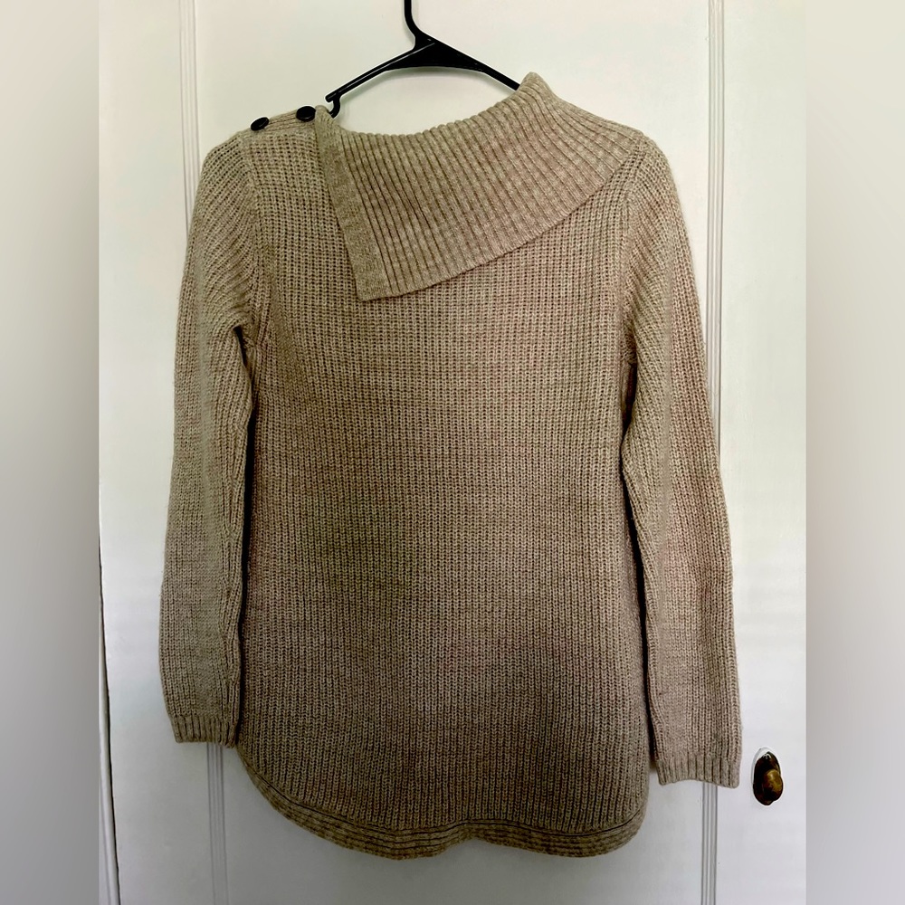 Sweater with side collar buttons